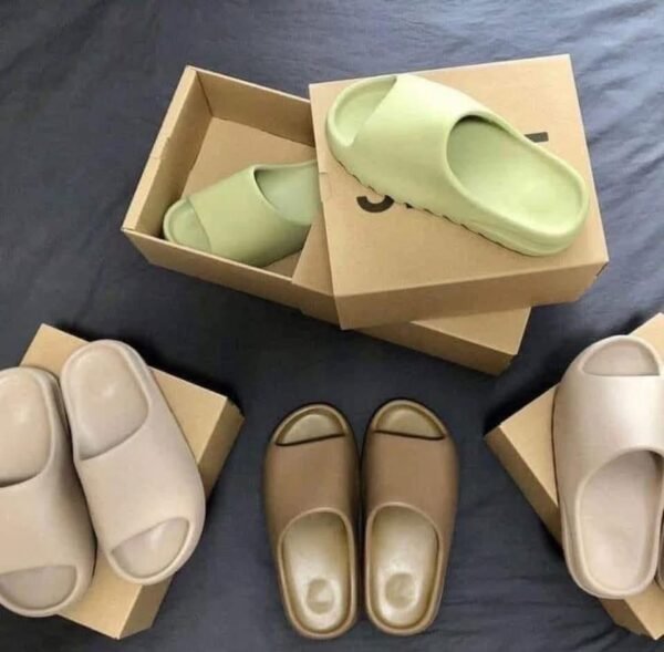 YEEZY SLIDES PALLETS - Image 2